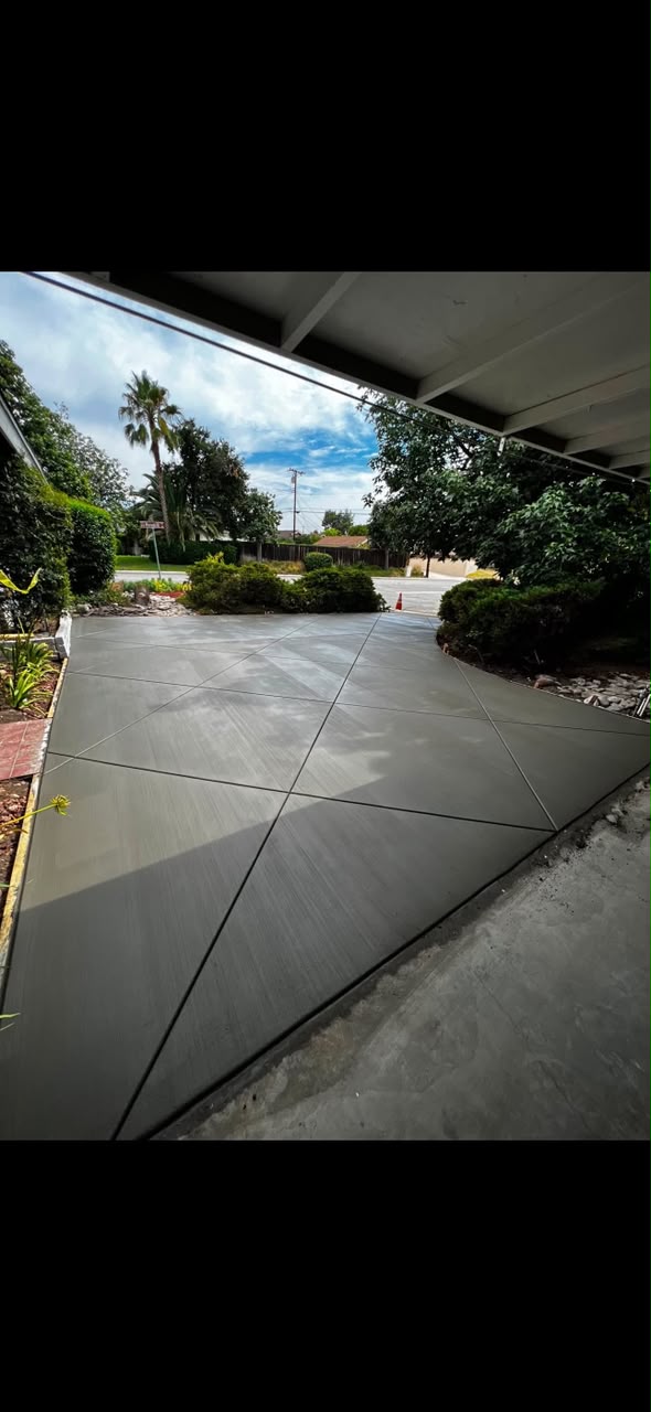 New concrete driveway installed by E & T Concrete in Fontana, CA